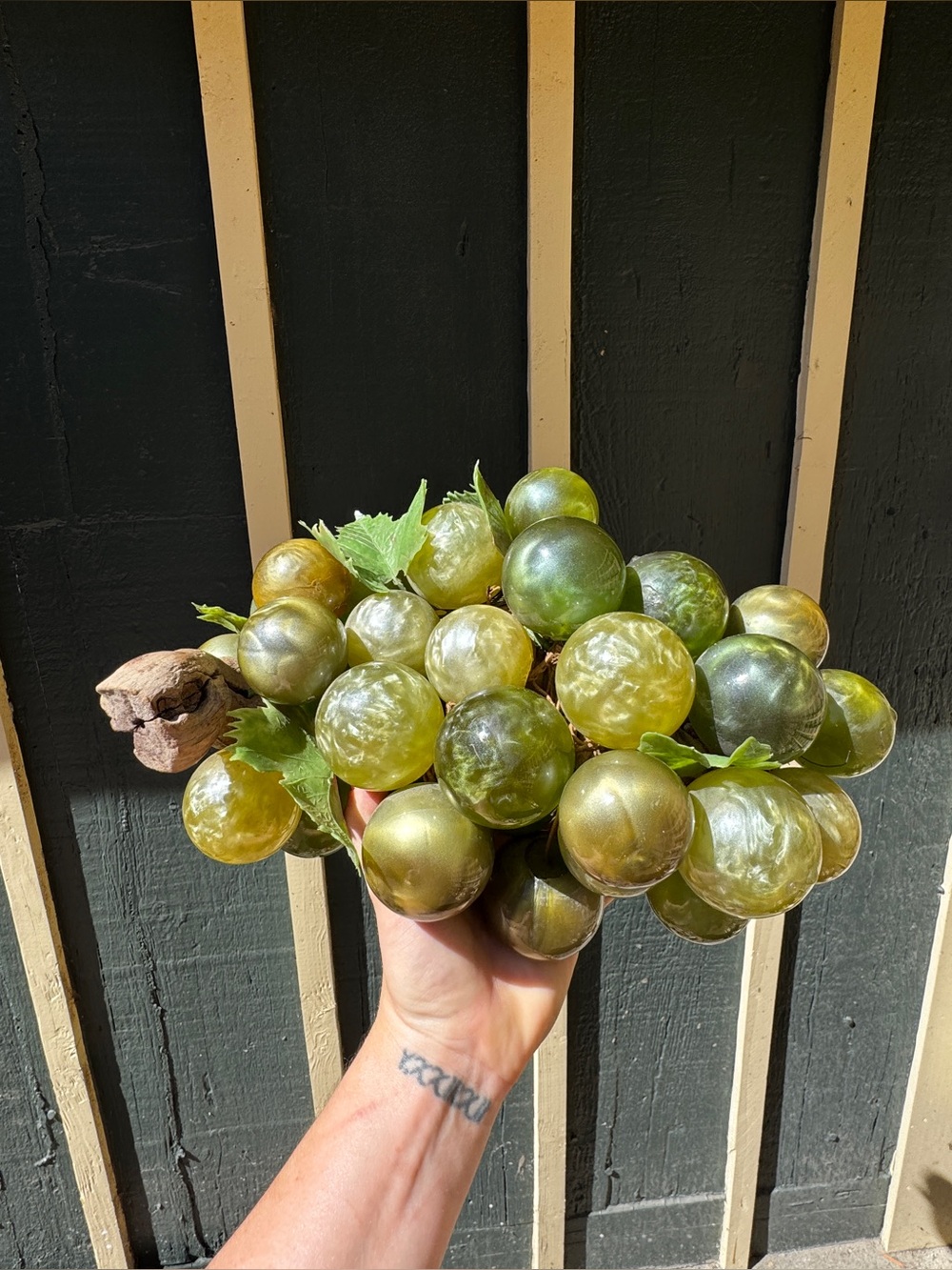 Mid Century Vintage Green Lucite Grapes - Picture 4 of 12